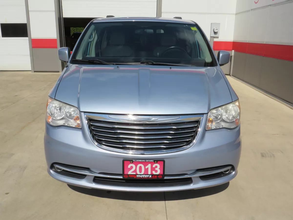 2013 Chrysler Town & Country : 2 2013 Chrysler Town & Country