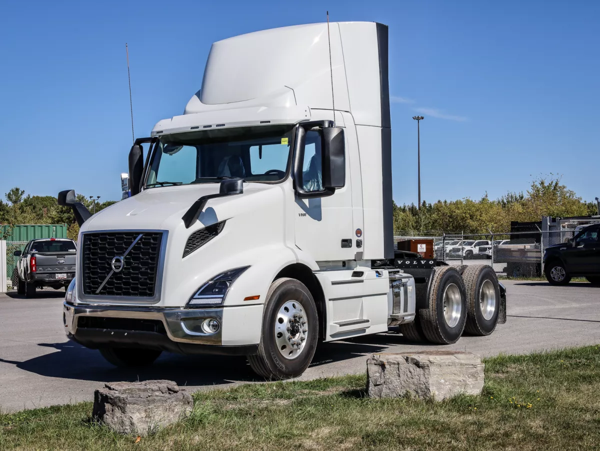 2025 Volvo VNR 300 Image